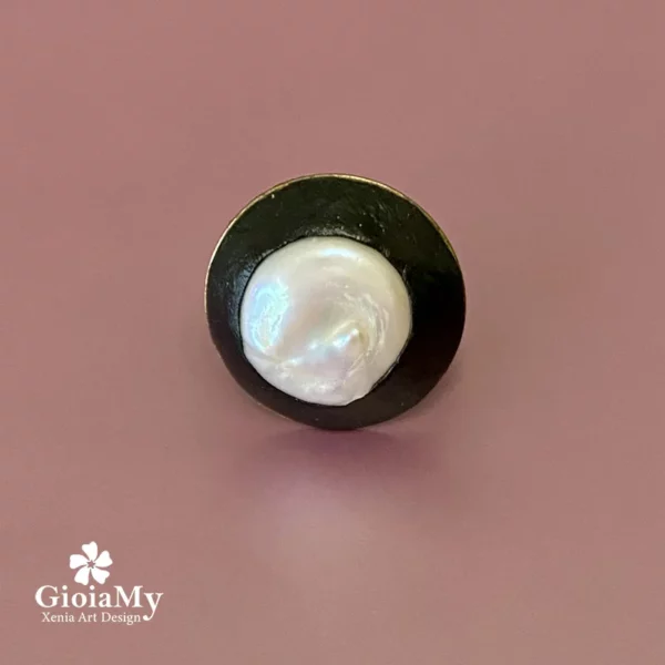 Anello in ottone con grande perla barocca