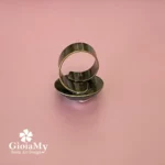 anello con grande perla barocca e ottone
