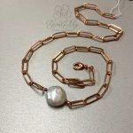 collana moderna con perla bianca