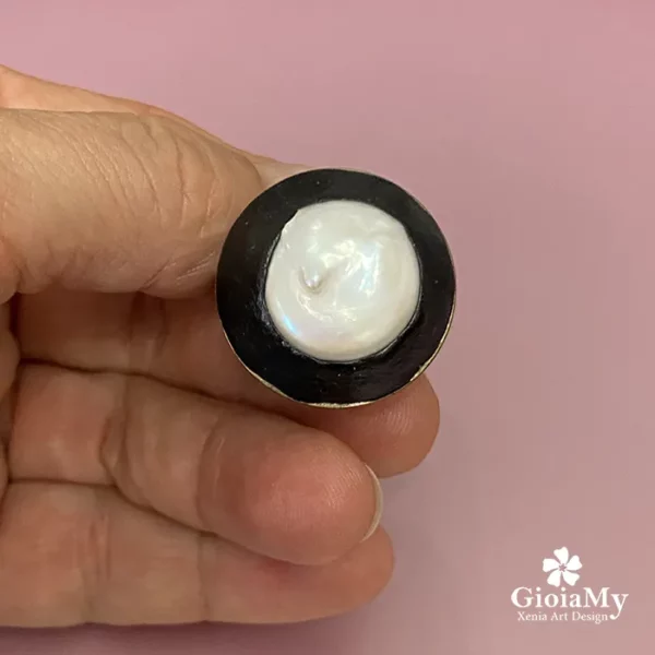 particolare anello in ottone con grande perla barocca