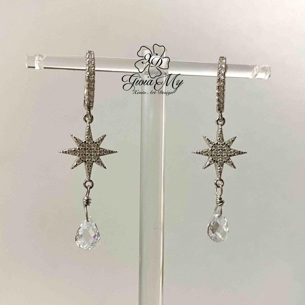 Orecchini artigianali preziosi in argento 925 rodiato, con pendenti a forma di stella a otto punte, con piccoli zirconi e grandi gocce di zirconi
