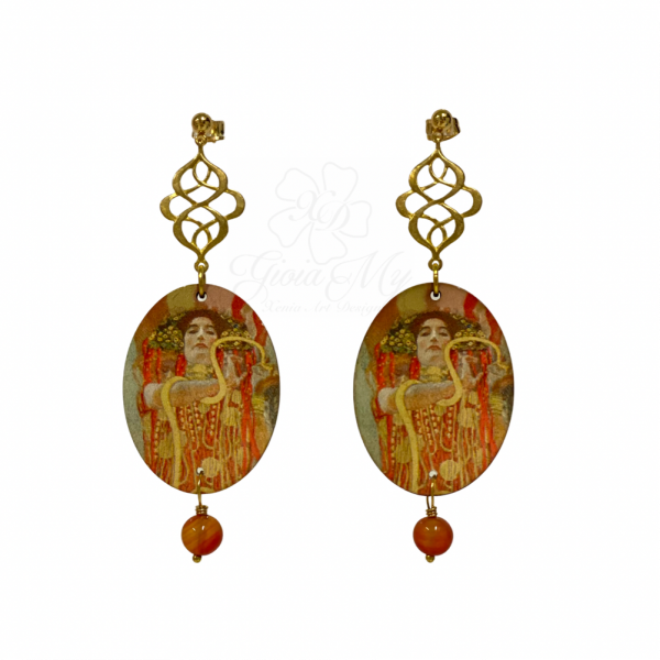 Orecchini artigianali, con pietre naturali di corniola, di colore arancione come la Dea Igea ritratta da Gustav Klimt.