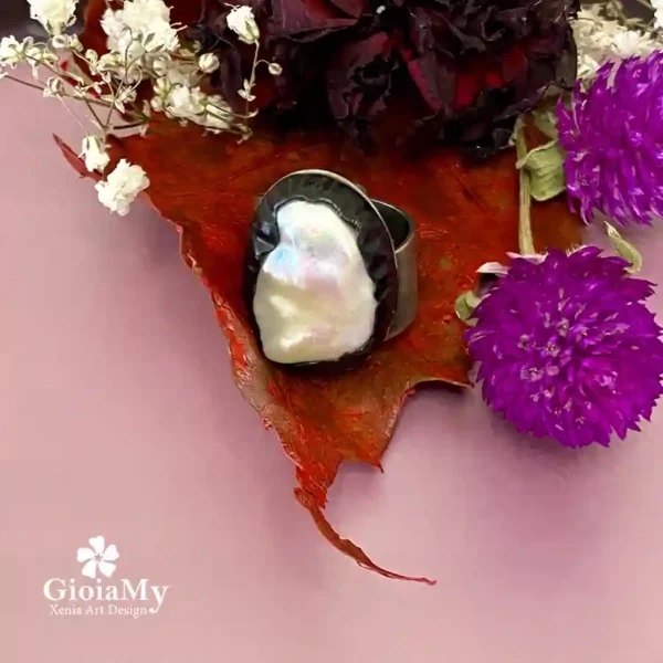 Anello con grande perla naturale Barocca