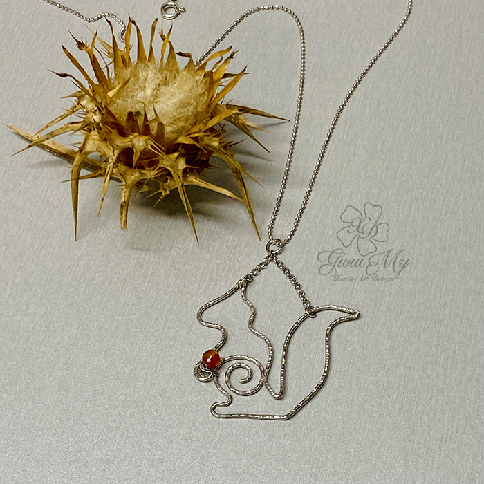 Gioielli artigianali ciondolo scoiattolo in argento 925 con pietra di corniola