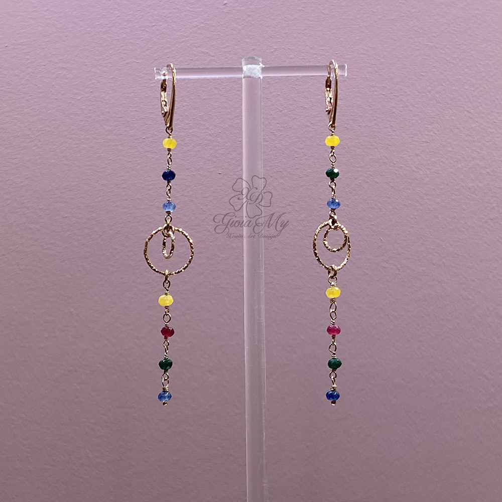 lunghi orecchini pendenti rosario con pietre colorate