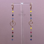lunghi orecchini rosario con pietre colorate