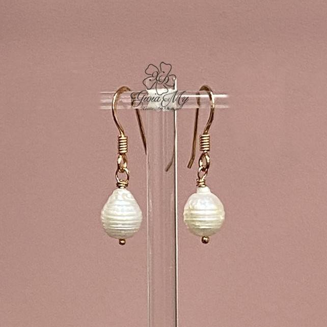 Piccoli orecchini con perle bianche a goccia