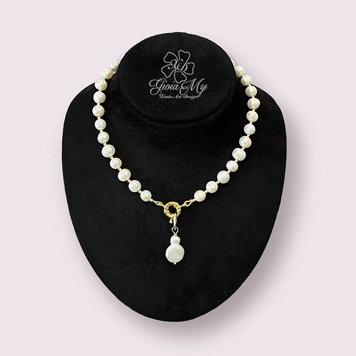 Collana elegante con perle grandi naturali di tendenza e ciondolo
