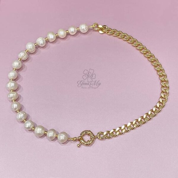 Collana fatta interamente a mano con perle naturali e catena