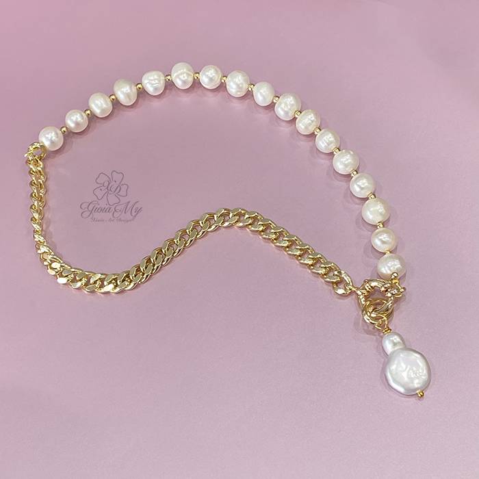 Collana vistosa con perle naturali e catena