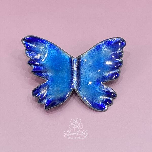 Vistosa spilla artigianale con farfalla blu
