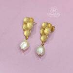 Orecchini artigianali particolari con perle naturali
