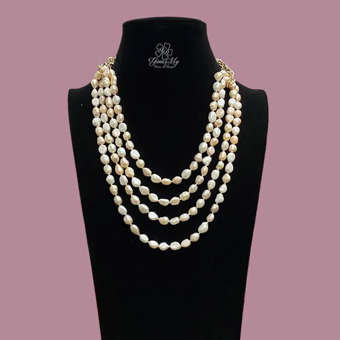 Collana di tendenza con quattro fili di perle naturali