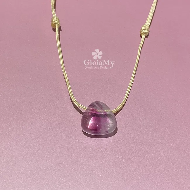 Ciondolo con pietra di fluorite multicolore naturale con corda
