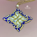 Ciondolo idea regalo blu con intrecci dorati particolare