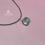 Ciondolo minimal con cordino nero e pietra fluorite verde viola naturale