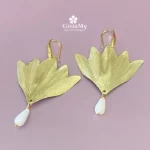 Fiore di loto orecchini artigianali con goccia di madreperla bianca