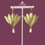 Orecchini fiore di loto particolari in ottone con goccia di madreperla bianca