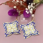 Orecchini particolari vistosi blu bianchi con intrecci dorati