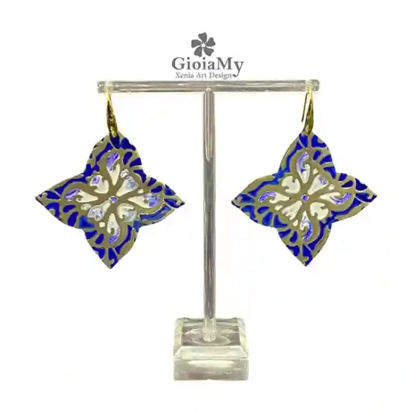 Orecchini vistosi blu bianchi con intrecci dorati