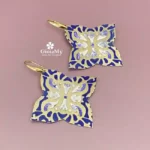 Particolari orecchini blu bianchi con intrecci dorati luminosi regalo ideale