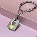 Ciondolo Raku sole rettangolare gioiello particolare e sportivo con cordino nero