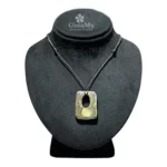 Ciondolo artigianale minimal rettangolare con cordino nero in Raku
