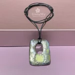 Ciondolo particolare Raku rettangolare dorato con sole con cordino nero