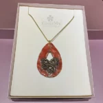 Ciondolo rosso fatto a mano di raku rosso con oro