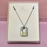 Idea regalo gioiello unisex ciondolo rettangolare in Raku con cordino nero
