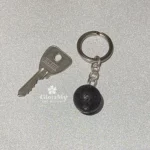 Portachiavi unisex con pietra circolare di lava vulcanica