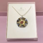 Regalo per donna ciondolo fatto a mano in raku con oro giallo rosso