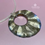 Regalo per donna vistoso girocollo Raku con ciondolo oro bianco blu