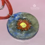 Ciondolo blu oro rosso giallo con fiore stilizzato al centro con cordoncino rosso