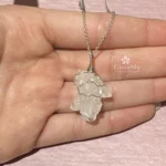 Elegante e sottile ciondolo in argento 925 con cristallo di rocca grezzo