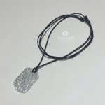 Idea regalo uomo collana semplice nera con ciondolo in alluminio