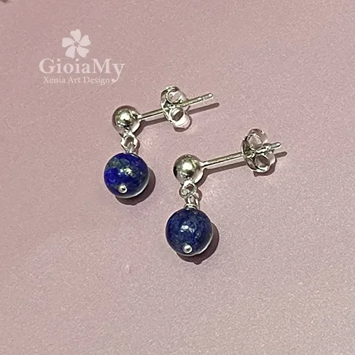Piccoli orecchini artigianali fatti a mano con lapislazzuli e argento 925