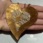 Ciondolo artigianale cuore in rame con disegno astratto
